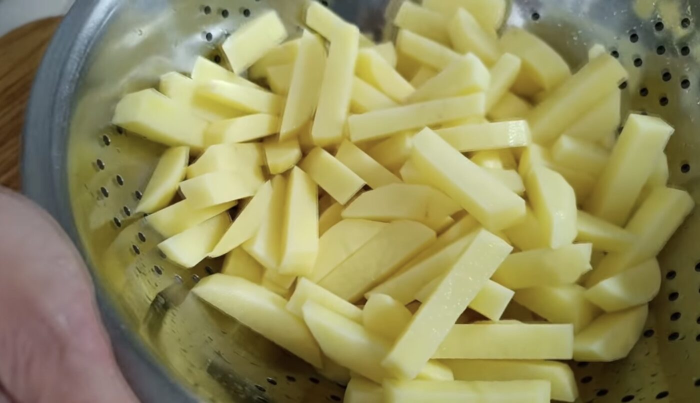 Секрет хрумкої смаженої картоплі з золотистою скоринкою. Фото: YouTube КулінаХір