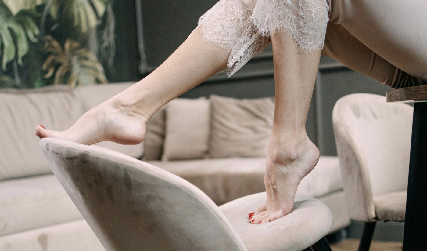 Як прибрати тріщини з пʼят в домашніх умовах. Фото: Pexels