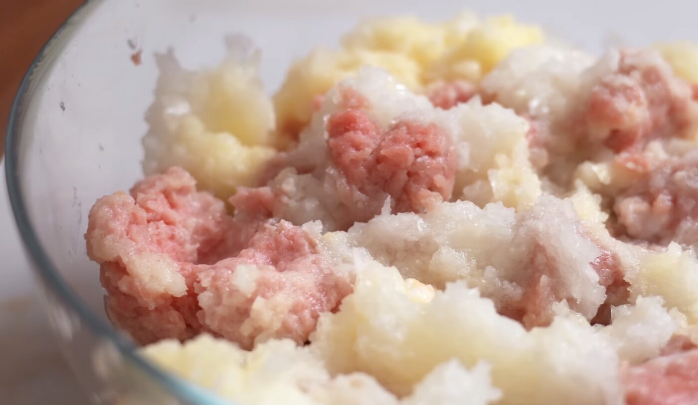 Зайвий інгредієнт у фарші для котлет. Фото: YouTube Alina FooDee