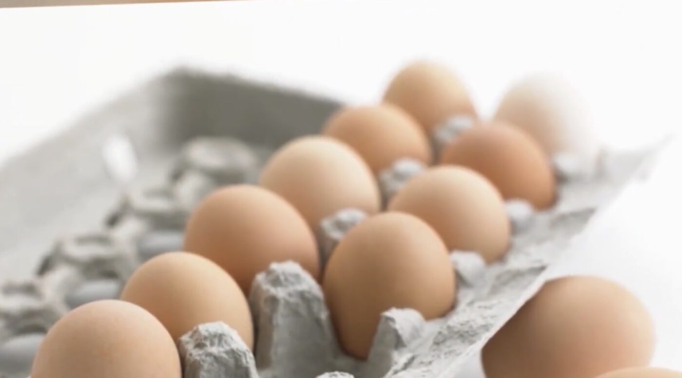 Чому не можна зберігати яйця у дверцятах холодильника. Фото: YouTube Сніданок з 1+1