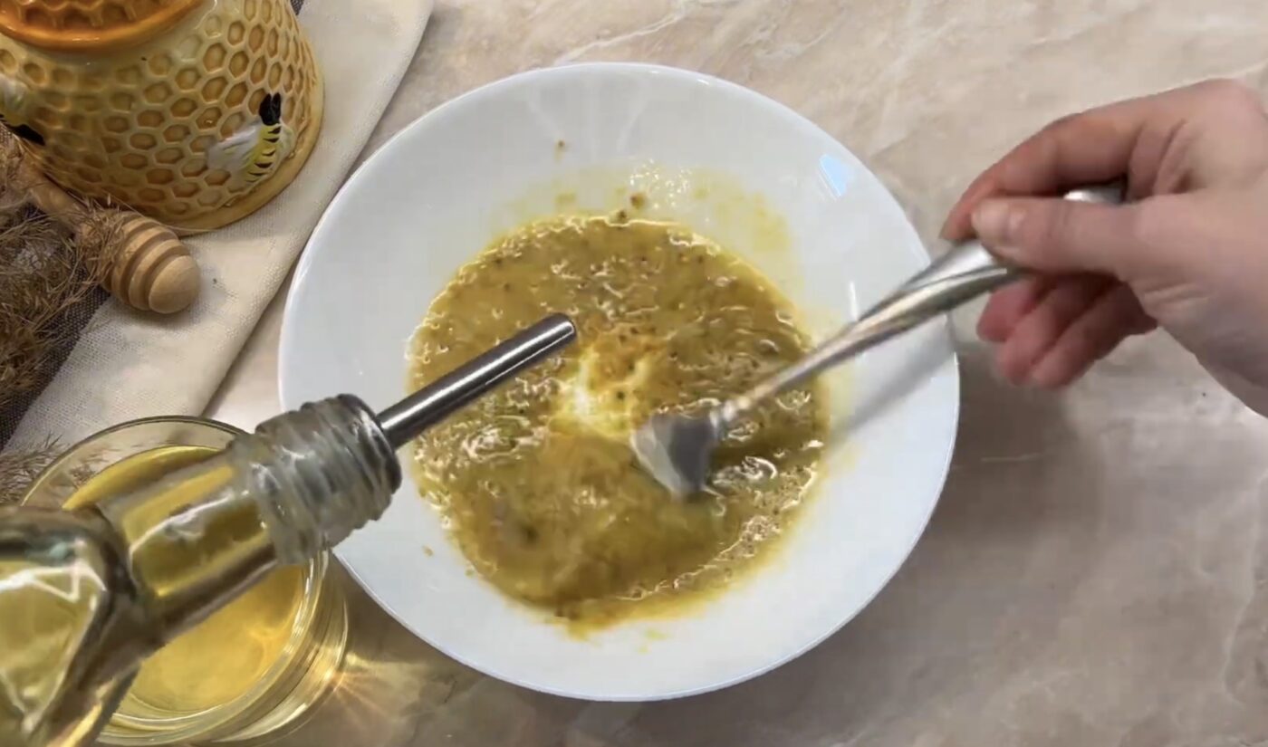 Рецепт смачного весняного соусу з простих продуктів. Фото: YouTube Смачна кухня з Наталією Данилюк