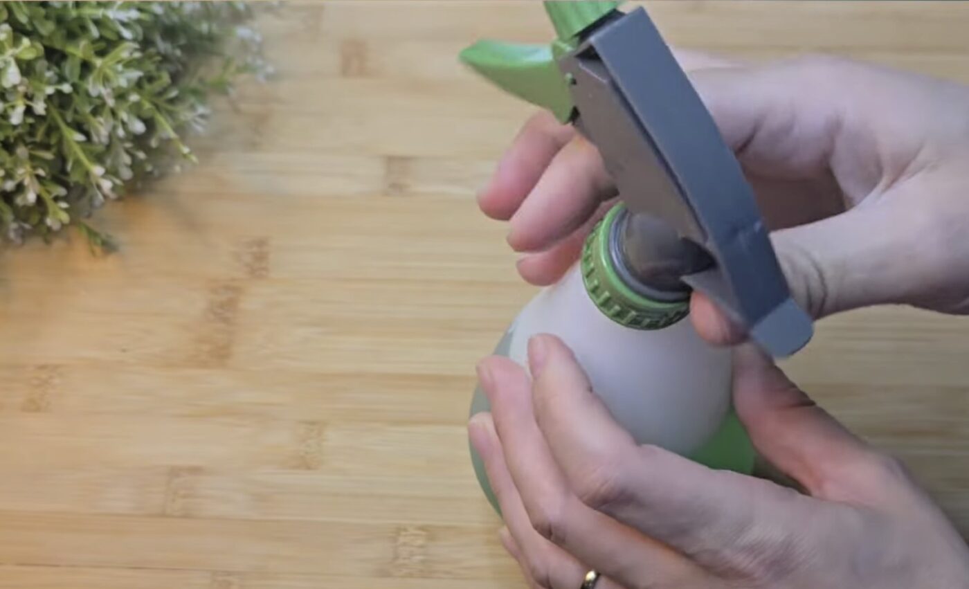 Як зробити універсальний засіб для дому з цитрусових шкірок. Фото: YouTobe Simple and Fast