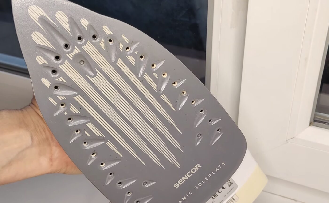 Як швидко та безпечно очистити праску від нагару