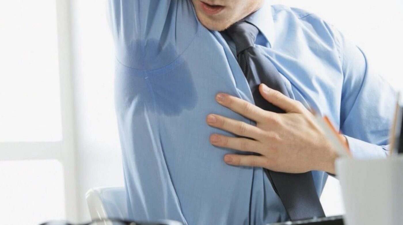 4 поради, як уникнути надмірного потовиділення та плям на одязі