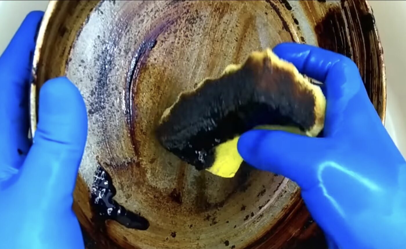 Секрет бюджетного та простого очищення сковорідок від нагару