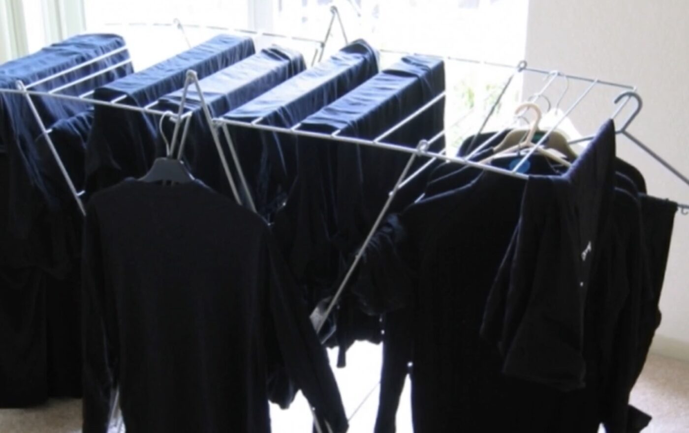 Як прати одяг, щоб не було ковтунців