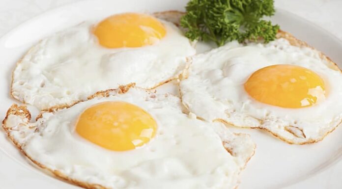 Яйця стануть “вітамінною бомбою”, якщо з’їсти їх із цим продуктом: порада дієтолога для 100% засвоєння Дієтологи пояснили, як правильно їсти яйця для засвоєння вітаміну D. Фото: Pexels