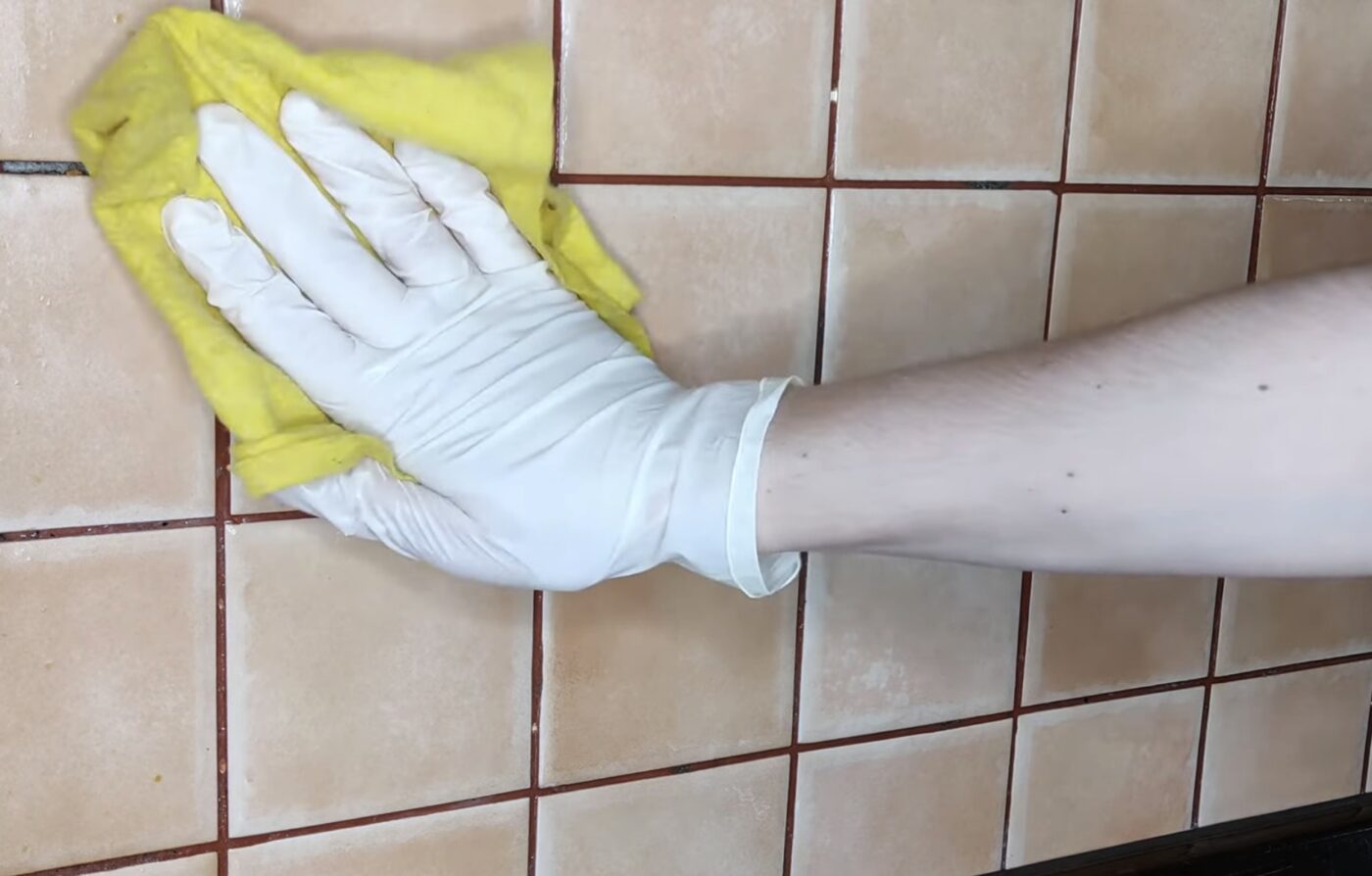 Як швидко прибрати липкий пил на плитці в кухні