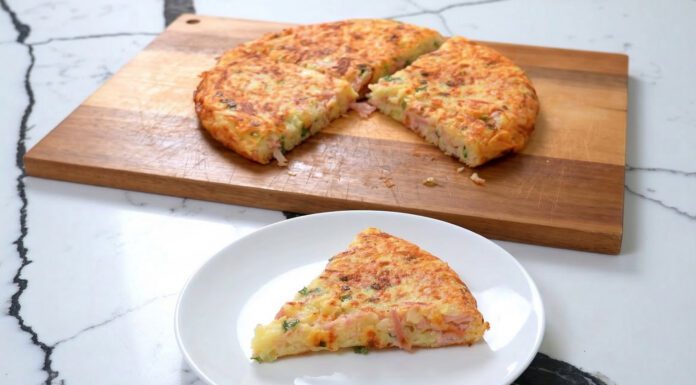 Картопляний млинець з вареною ковбасою та зеленню