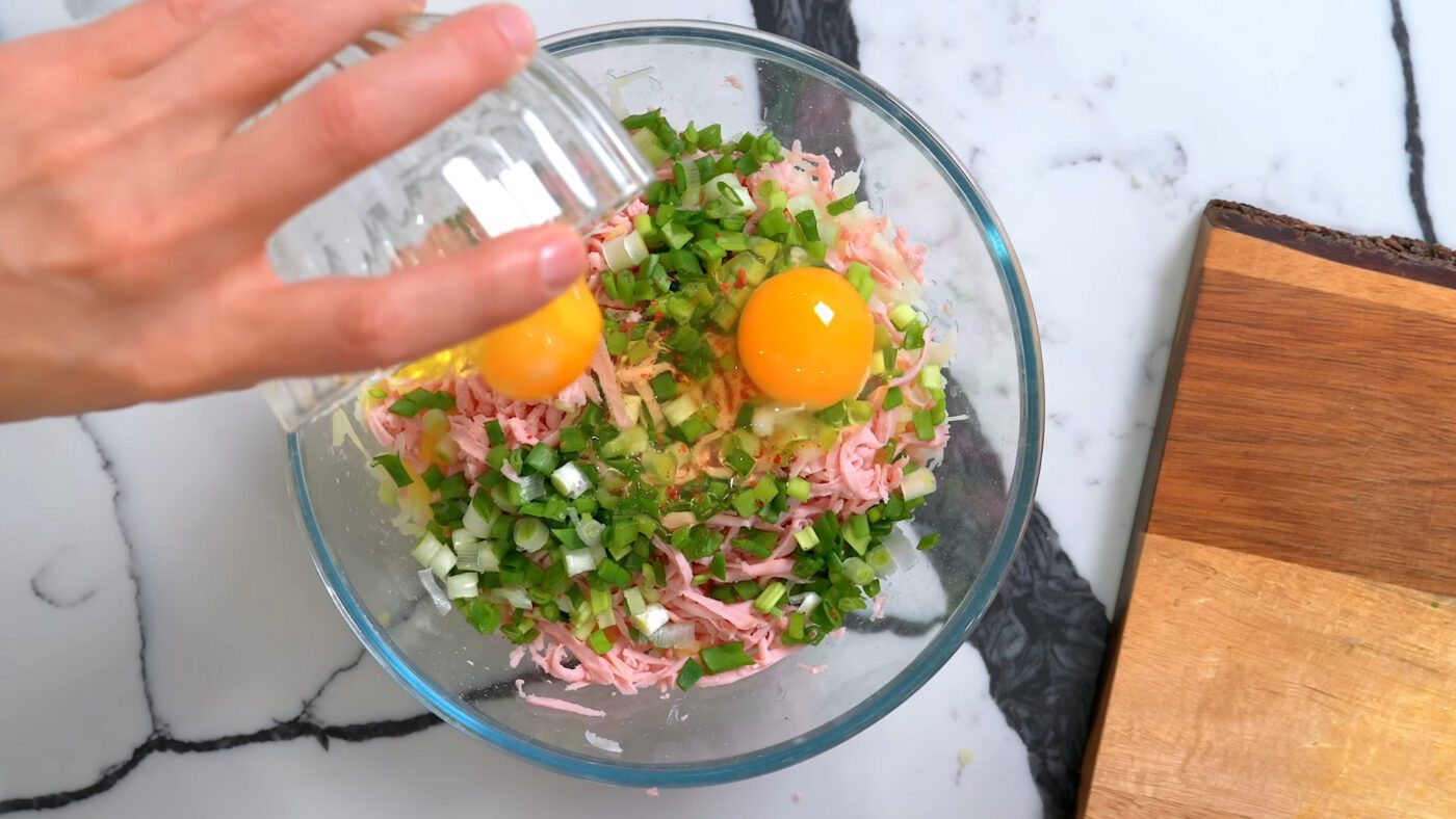 Картопляний млинець з вареною ковбасою та зеленню