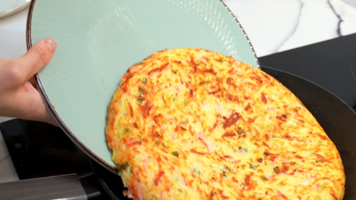 Картопляний млинець з вареною ковбасою та зеленню