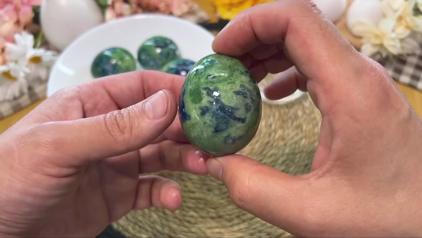 Кухарі показали, як створити оригінальні візерунки на великодніх яйцях