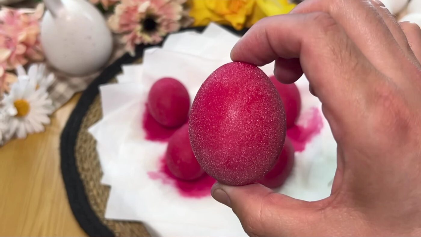 Кухарі показали, як створити оригінальні візерунки на великодніх яйцях