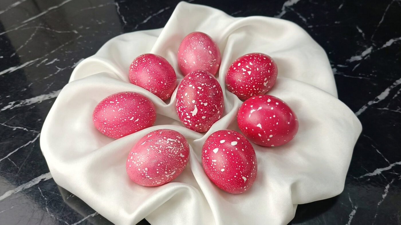 Кулінари пояснили, як пофарбувати яйця натуральними барвниками