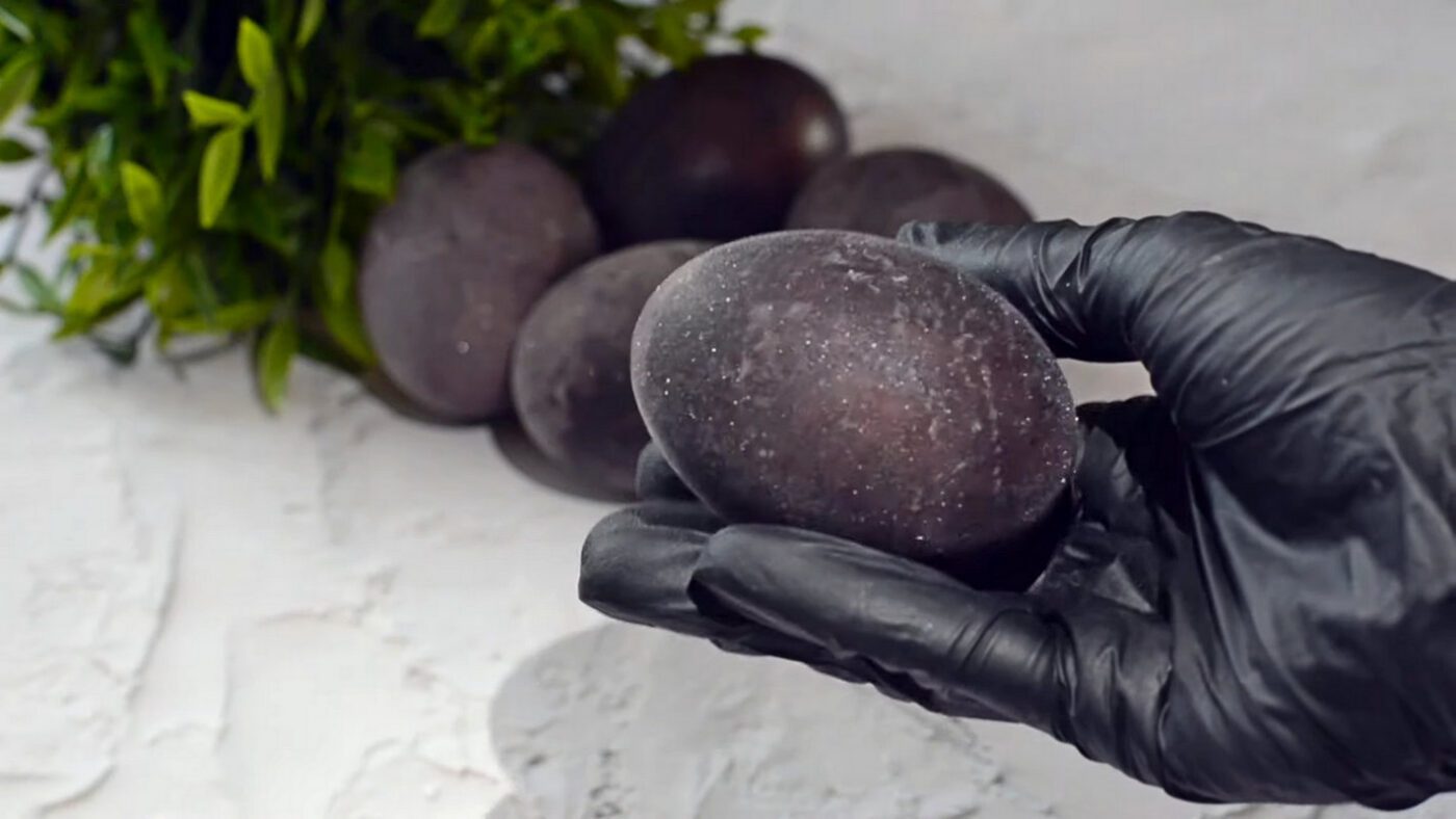 Як пофарбувати яйця червоним та білим вином. Фото: YouTube-канал "Та, що лишає СМАК"