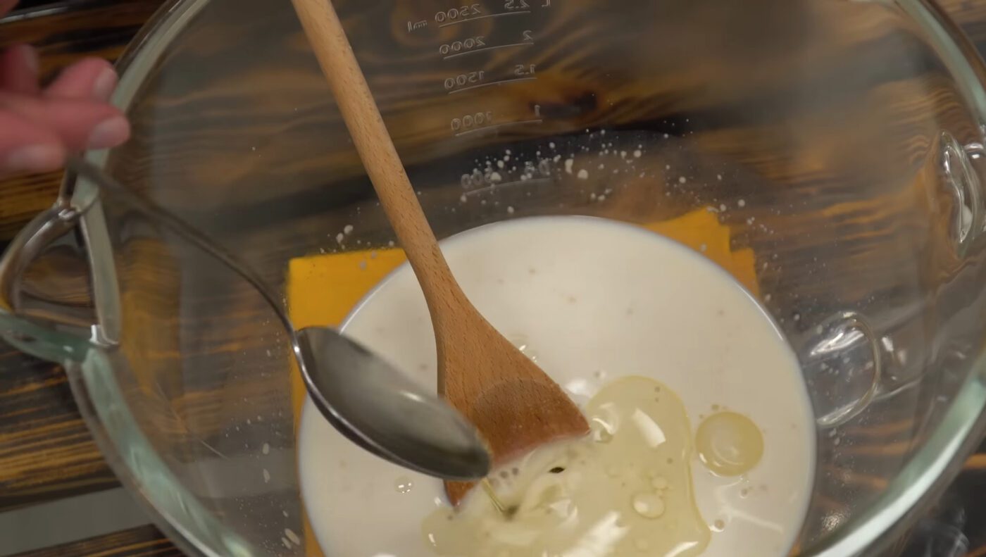 Рецепт пухких булочок до чаю з сиром та родзинками