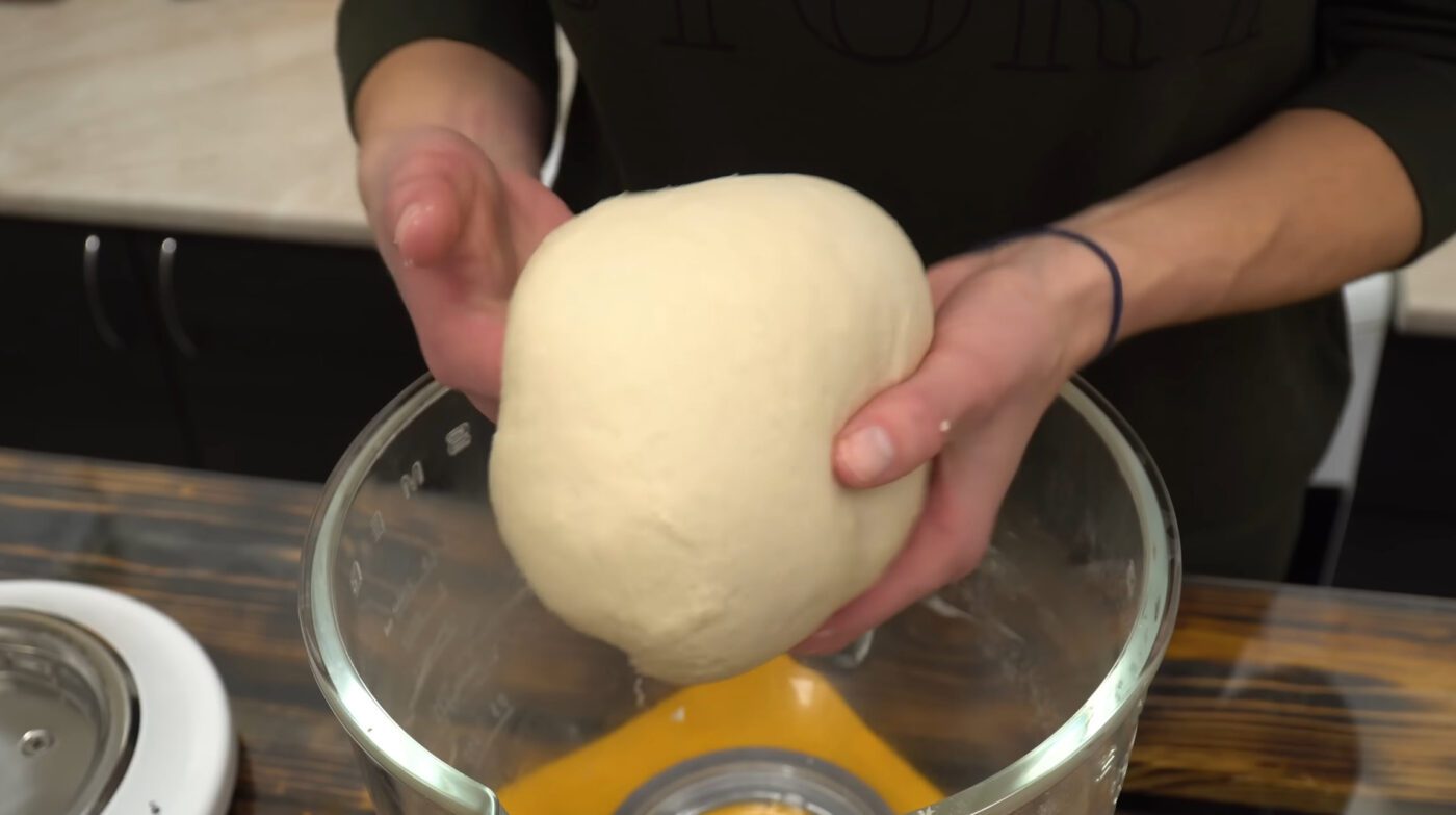 Рецепт пухких булочок до чаю з сиром та родзинками