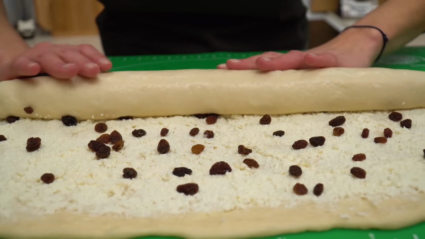 Рецепт пухких булочок до чаю з сиром та родзинками