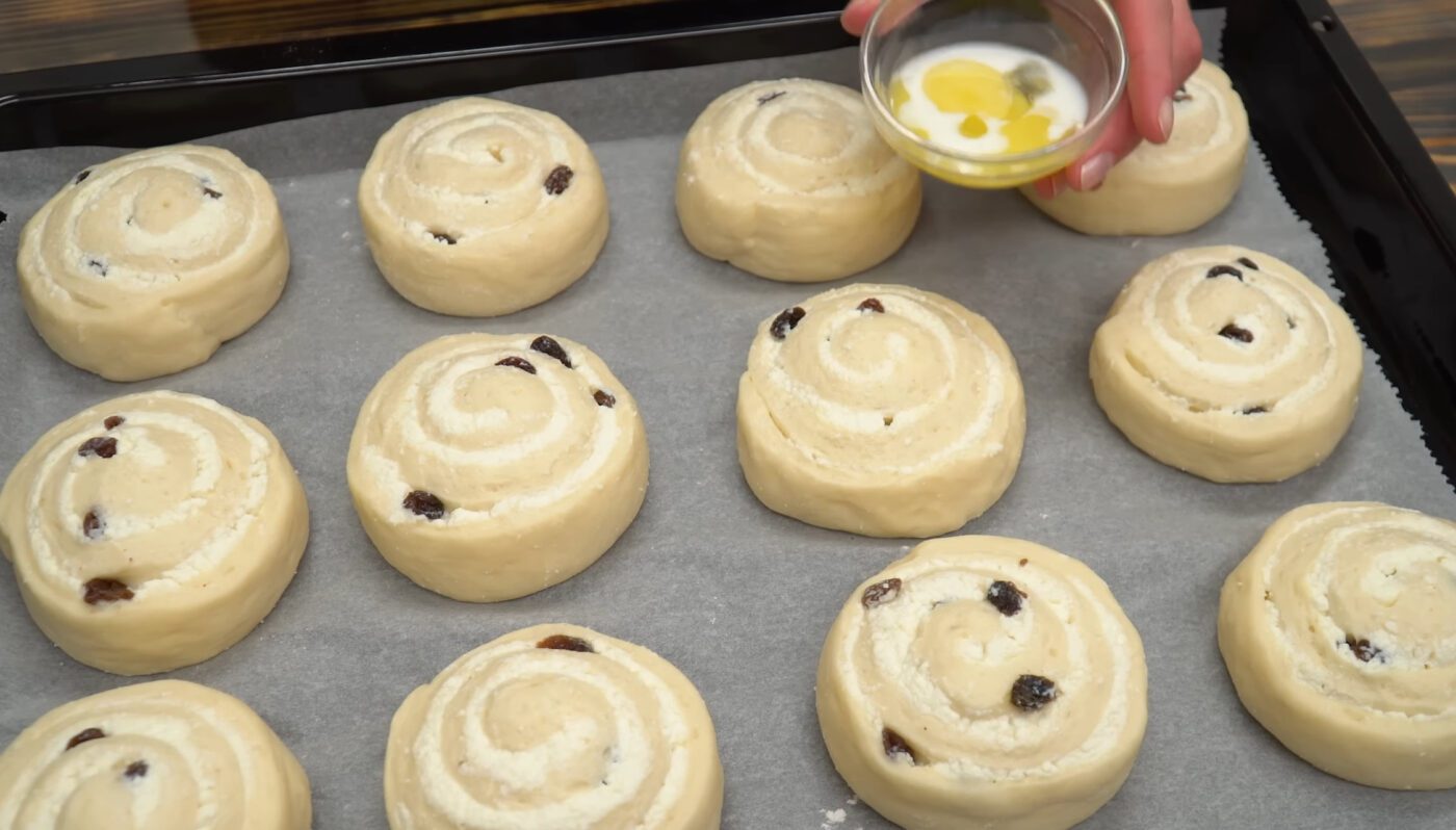 Рецепт пухких булочок до чаю з сиром та родзинками