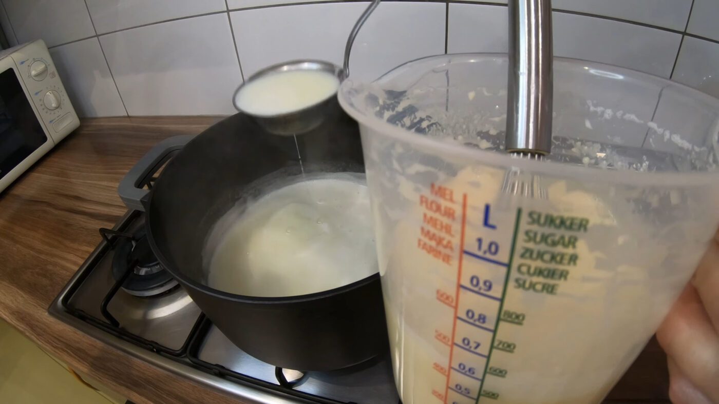 Рецепт універсального заварного крему до тортів, еклерів та іншої випічки