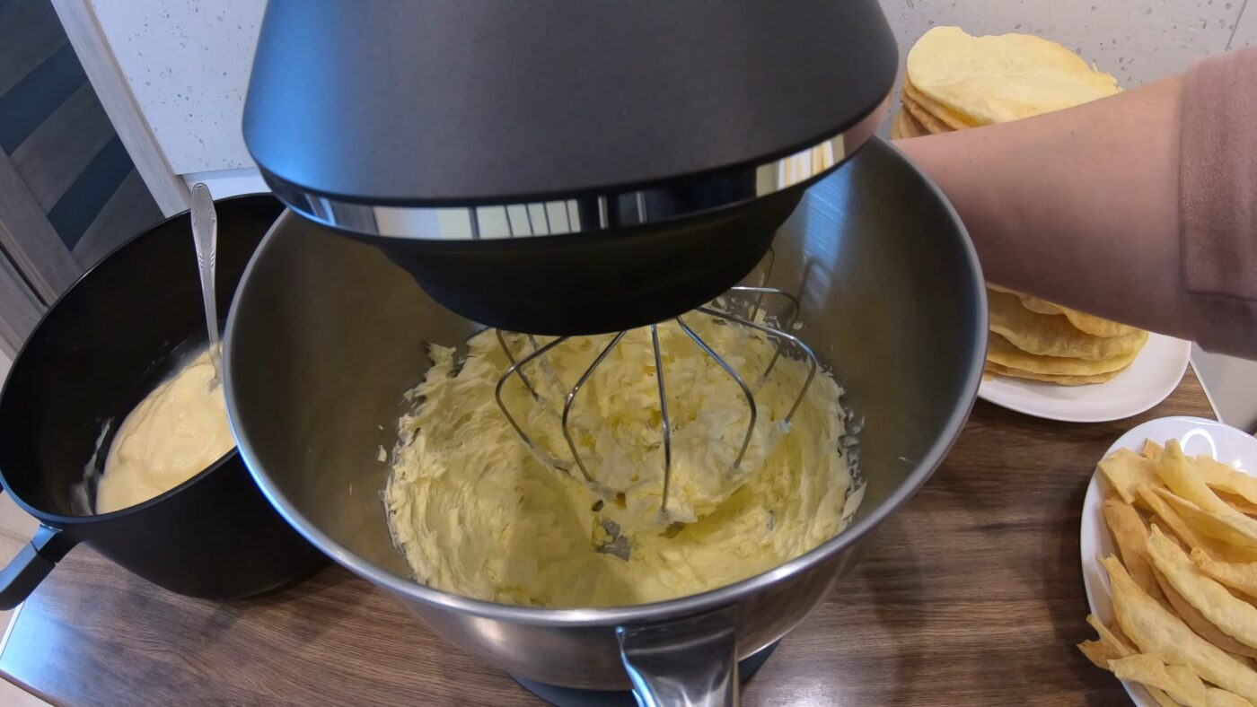 Рецепт універсального заварного крему до тортів, еклерів та іншої випічки