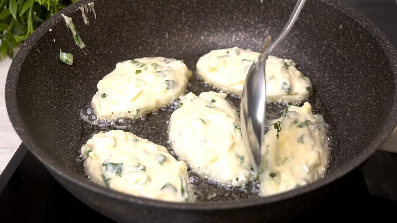 Швидкі пиріжки на кефірі з вареними яйцями та зеленню