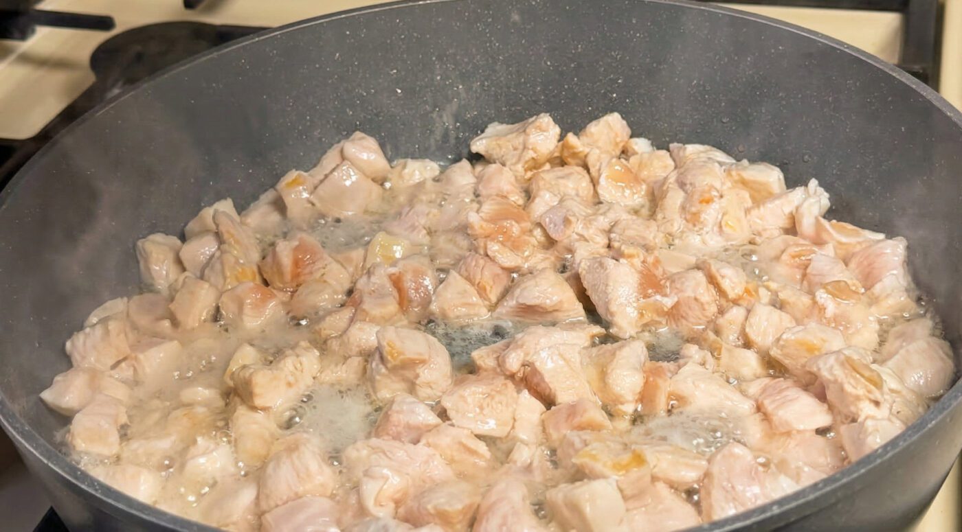 Швидкий рецепт салату з куркою та консервованим ананасом