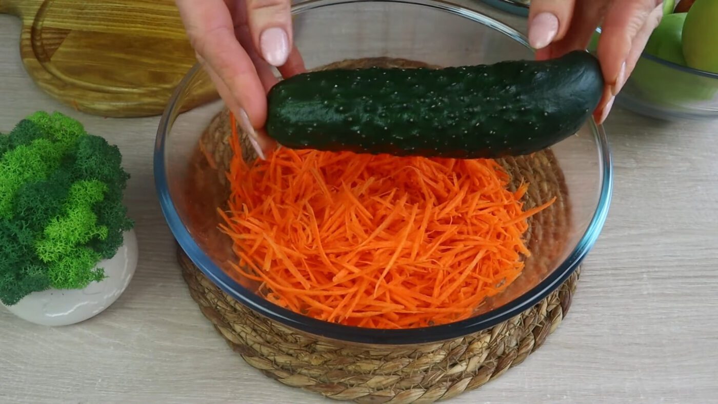 Швидкий салат з огірком та свіжою морквою