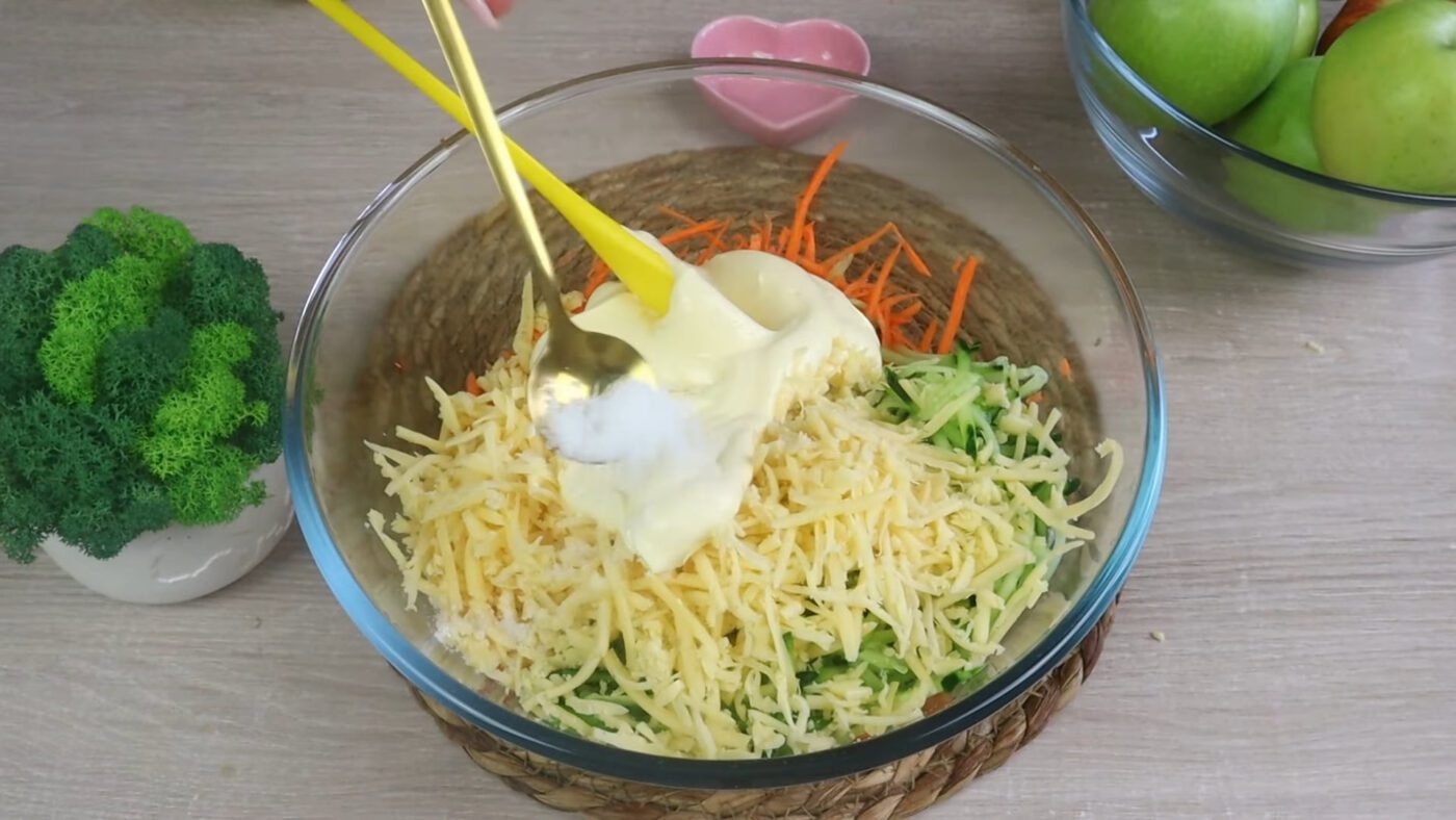 Швидкий салат з огірком та свіжою морквою