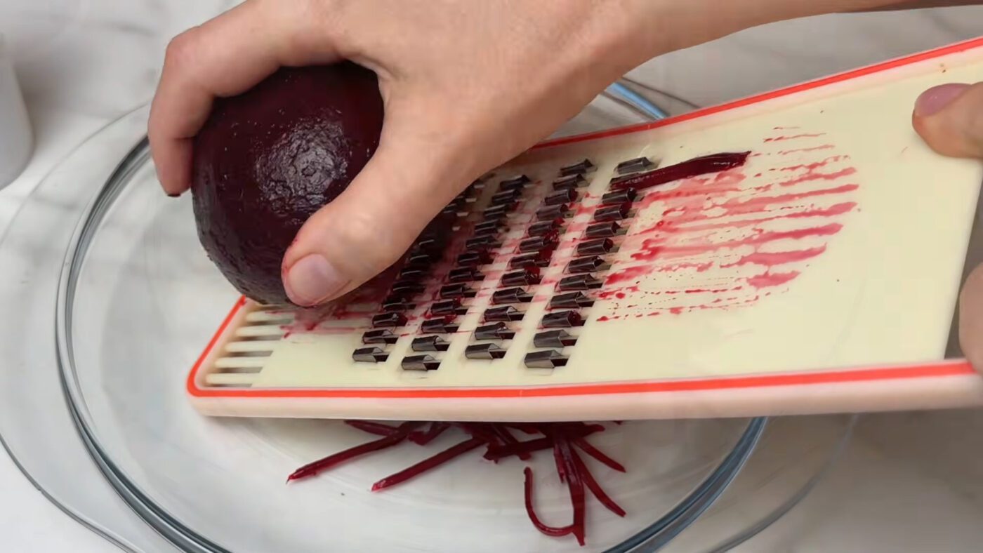 Швидкий рецепт салату з буряка, яблука та консервованого горошку