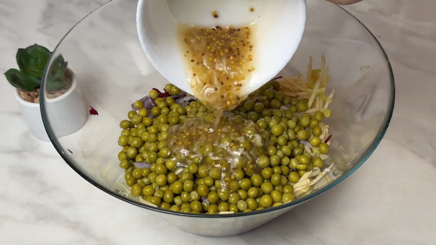 Швидкий рецепт салату з буряка, яблука та консервованого горошку