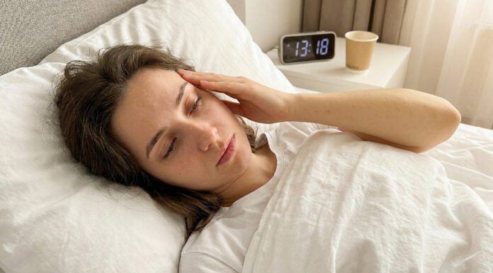 “Відсипатися” у вихідні – небезпечно: висновки доказових лікарів Терапевти пояснили, чому звичка довго спати у вихідні шкодить організму