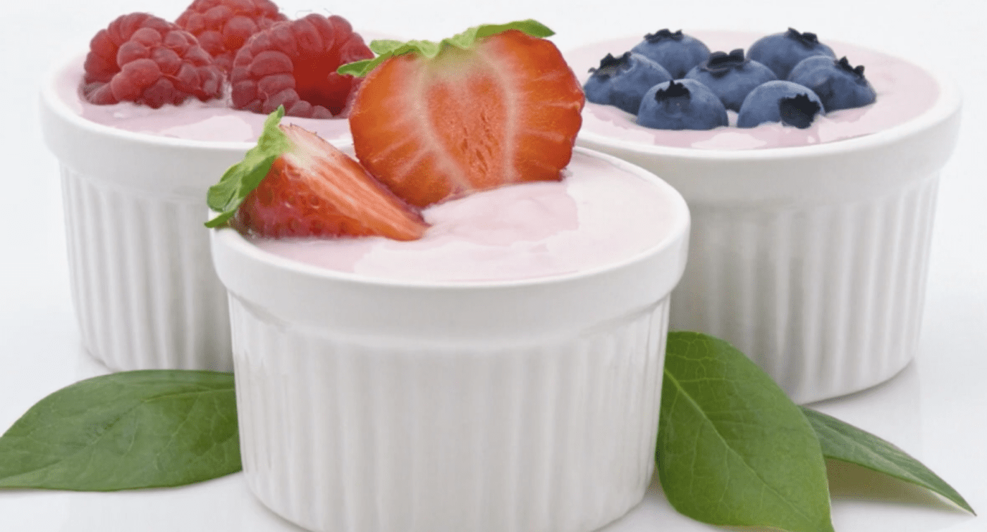 Який фрукт знищує користь йогурту