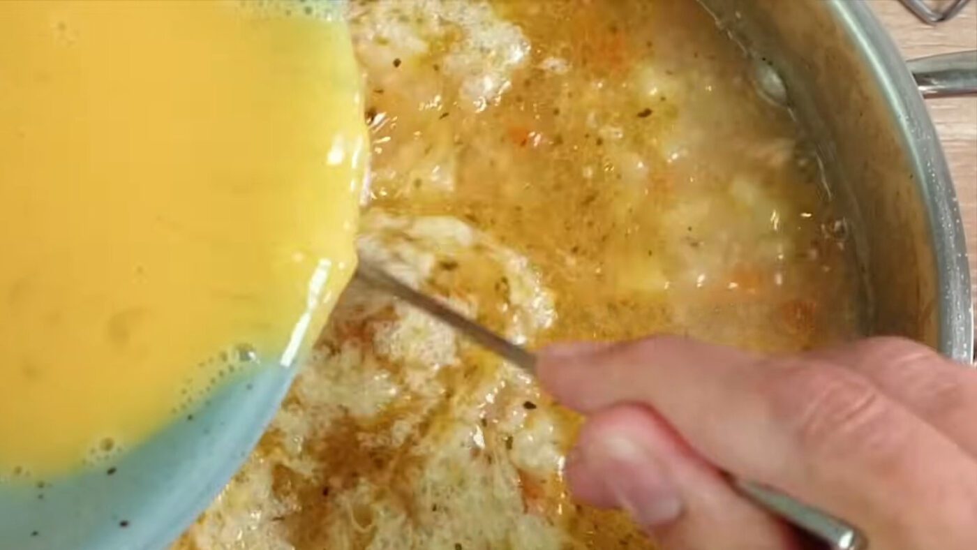 Рецепт наваристого картопляного супу з яйцями та курячим філе