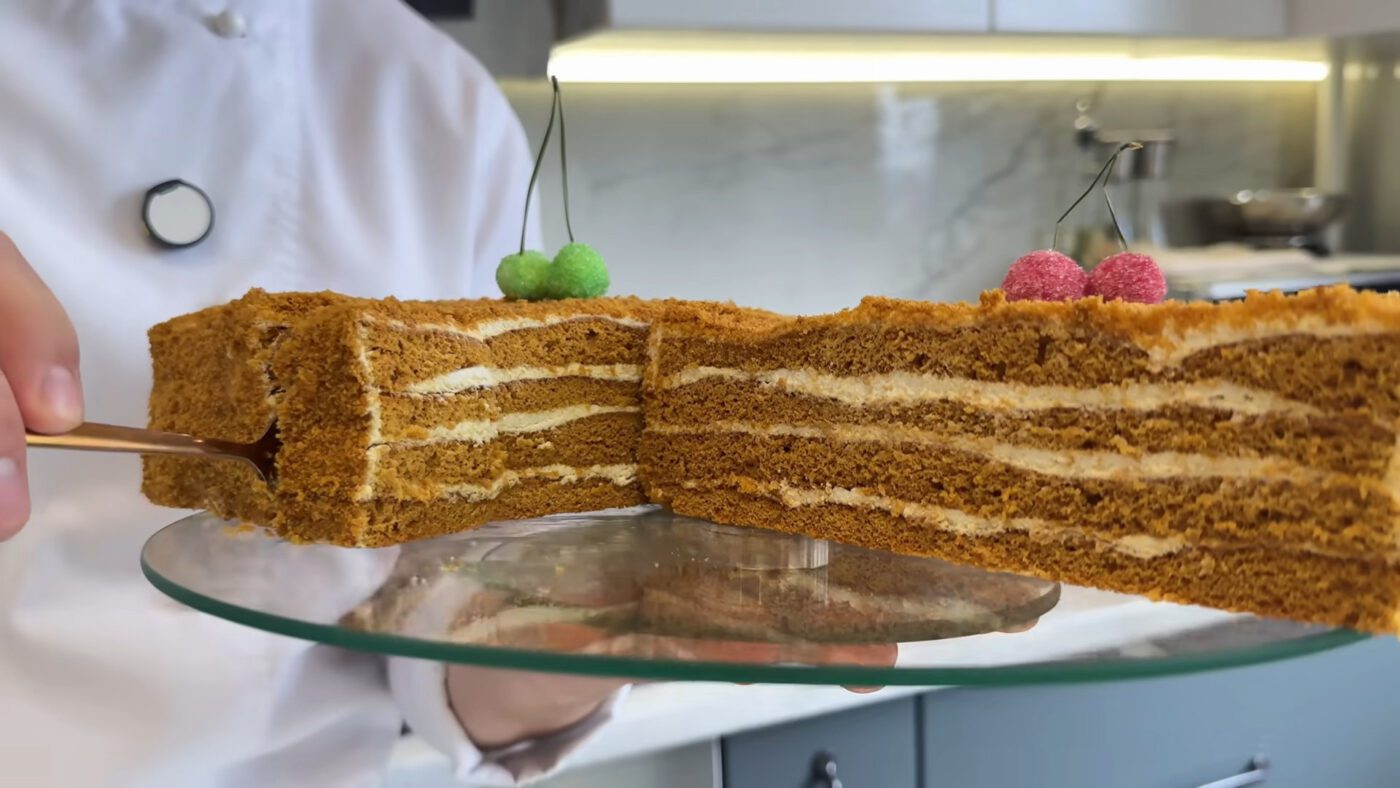 Кондитери розповіли історію створення трьох найпопулярніших тортів в Україні. Фото: YouTube-канал Іван Янюк