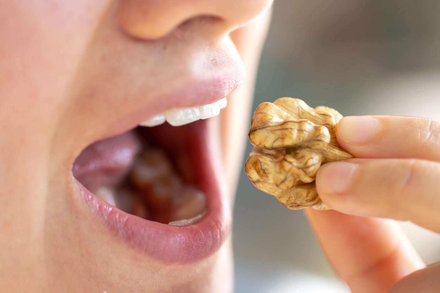 Дієтологи пояснили, чому жінкам після 40 варто їсти волоські горіхи