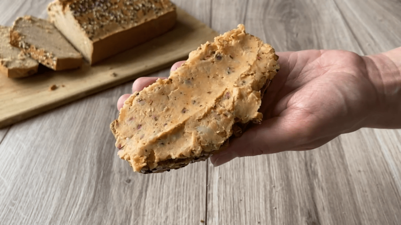 Кулінари розповіли, як приготувати смачну намазку на хліб із простих і доступних інгредієнтів. Фото: YouTube канал Файна Їдальня