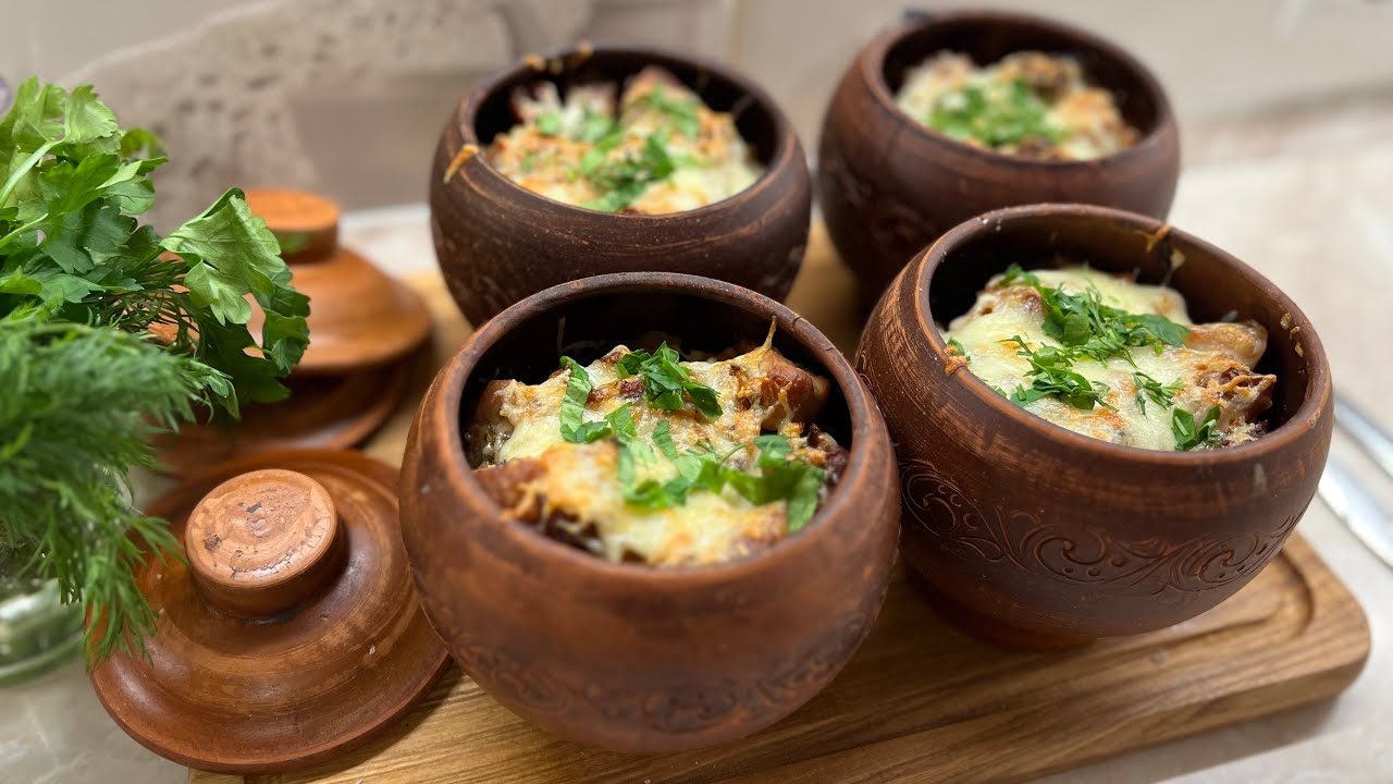 Господині поділились рецептом смачної картоплі в горщиках. Фото: YouTube Смачна кухня з Наталією Данилюк