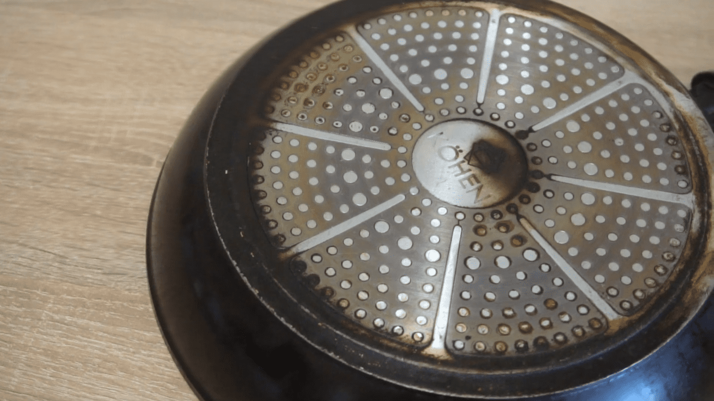 Експерти порадили простий спосіб очистити сковорідку від нагару за лічені хвилини. Фото: YouTube Все Просто