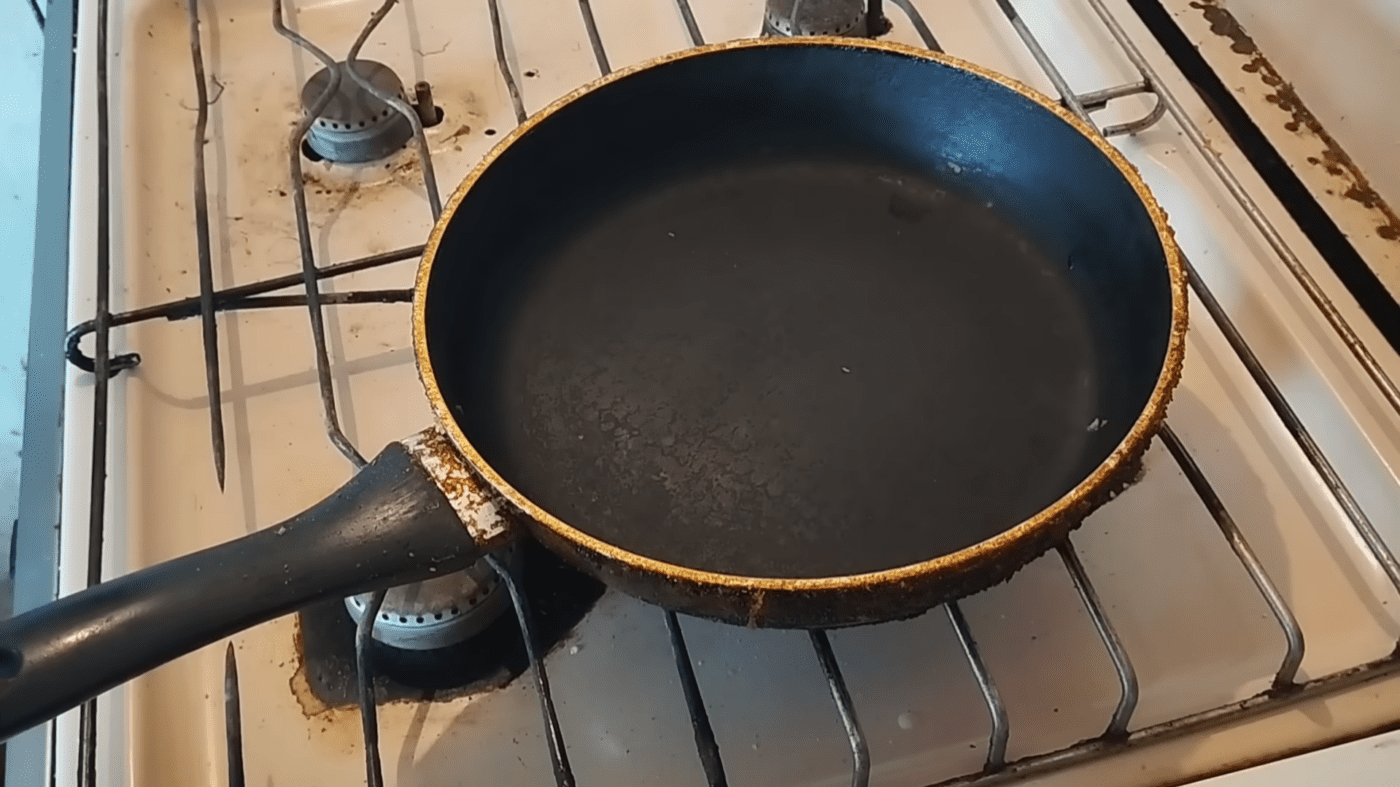 Експерти порадили простий спосіб очистити сковорідку від нагару за лічені хвилини. Фото: YouTube Точка Зору 360⁰