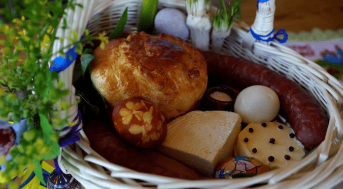 Українцям нагадали про 1 важливе правило на Великдень 2026: освячувати потрібно не тільки паски та яйця Що покласти у Великодній кошик. Фото: YouTube канал КАРПАТСЬКІ ШКВАРКИ