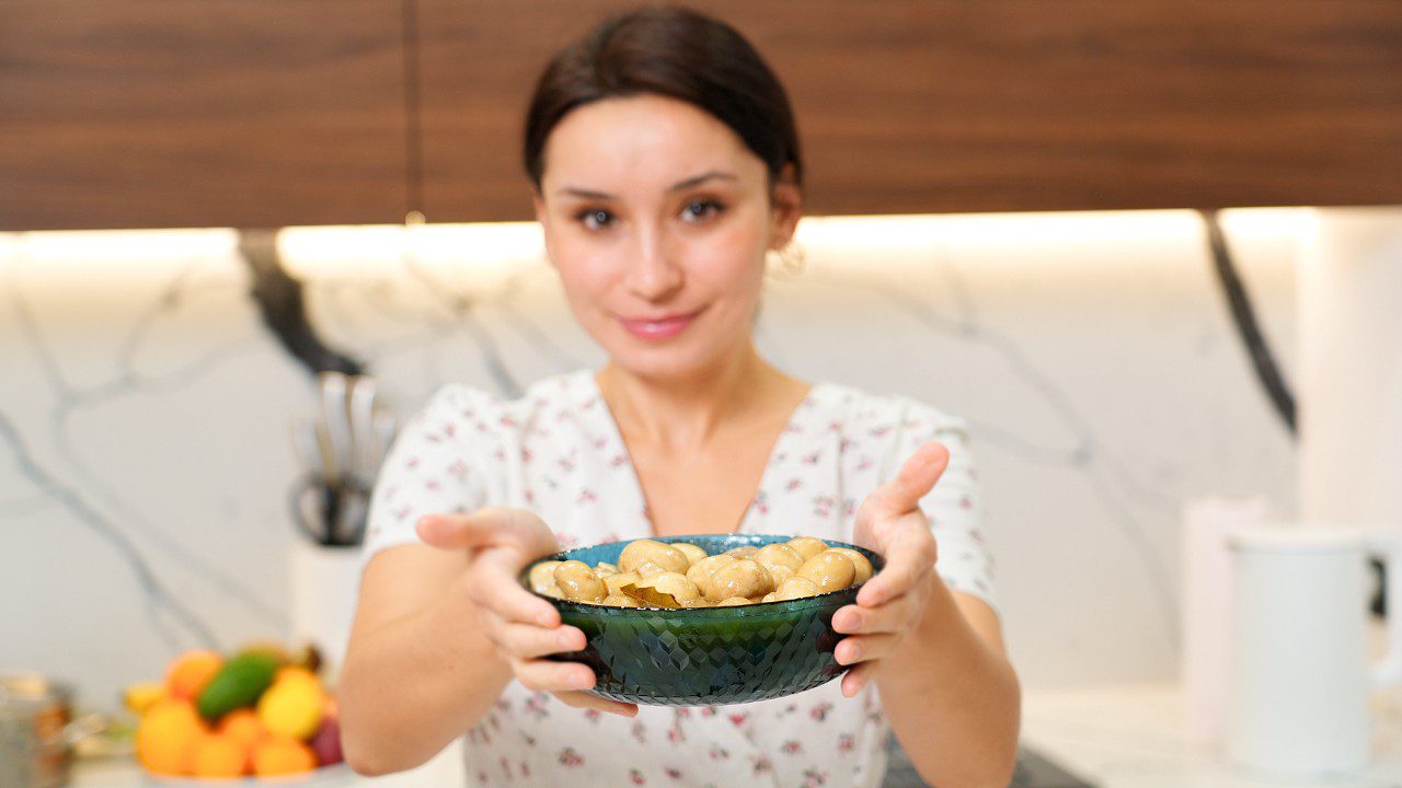 Господині порадили, як швидко приготувати мариновані гриби у домашніх умовах без клопоту. Фото: YouTube канал Alina FooDee