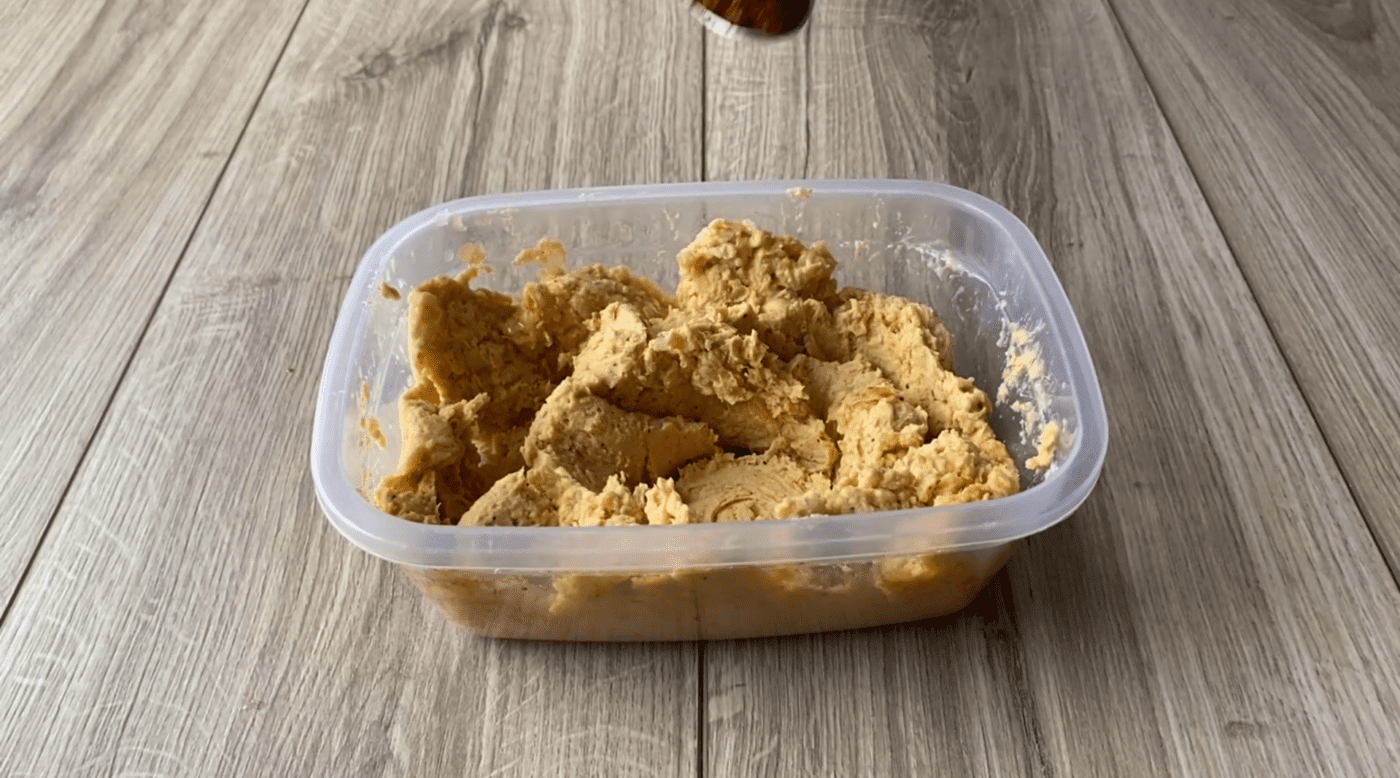 Кулінари розповіли, як приготувати смачну намазку на хліб із простих і доступних інгредієнтів. Фото: YouTube канал Файна Їдальня