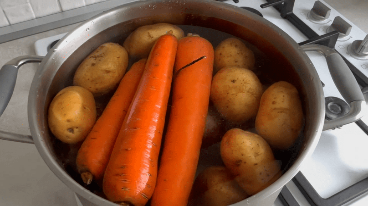 Господині поділились рецептом оновленого вінегрету з додаванням нових продуктів. Фото: YouTube Likaa