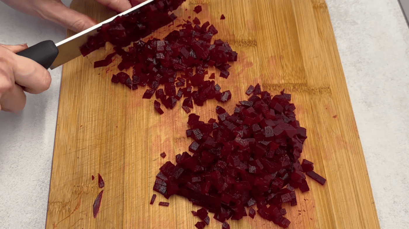 Господині поділились рецептом оновленого вінегрету з додаванням нових продуктів. Фото: YouTube Likaa