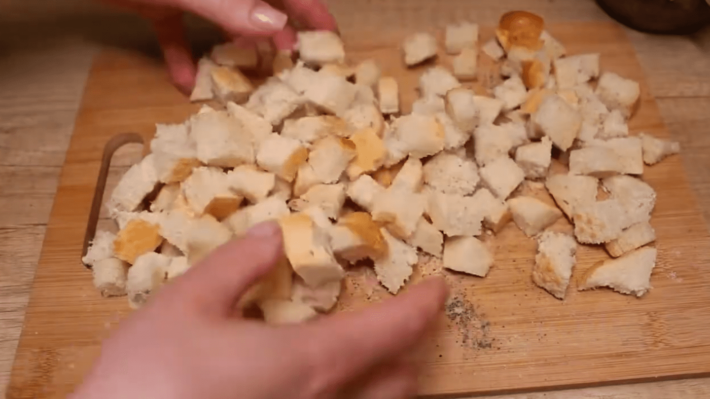 Кулінари розповіли, як приготувати салат з капусти та сухариків швидко. Фото: YouTube Вкусно с Анастасией Зефирка