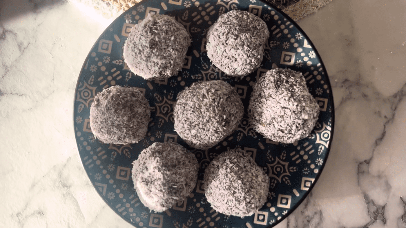 Господині розповіли, як приготувати смачні цукерки з бананів у домашніх умовах. Фото: YouTube Смачні Ідеї