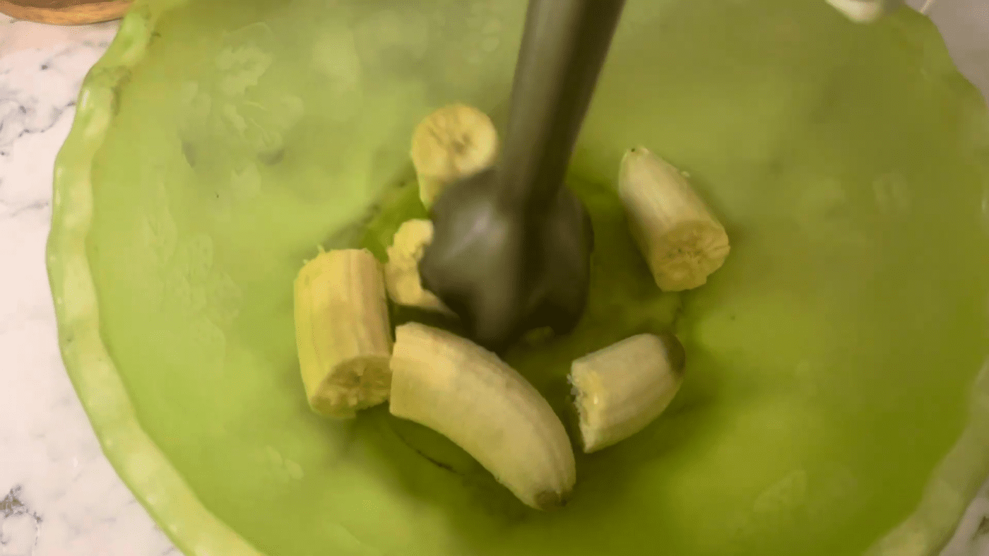 Господині розповіли, як приготувати смачні цукерки з бананів у домашніх умовах. Фото: YouTube Смачні Ідеї