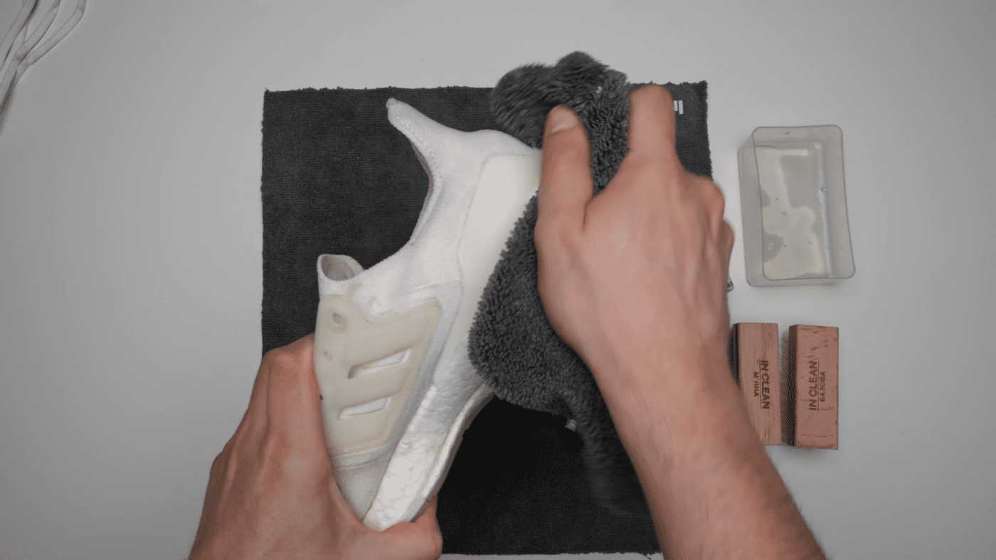 Експерти розповіли, як очистити підошву кросівок без клопоту та зайвих витрат. Фото: YouTube канал InClean