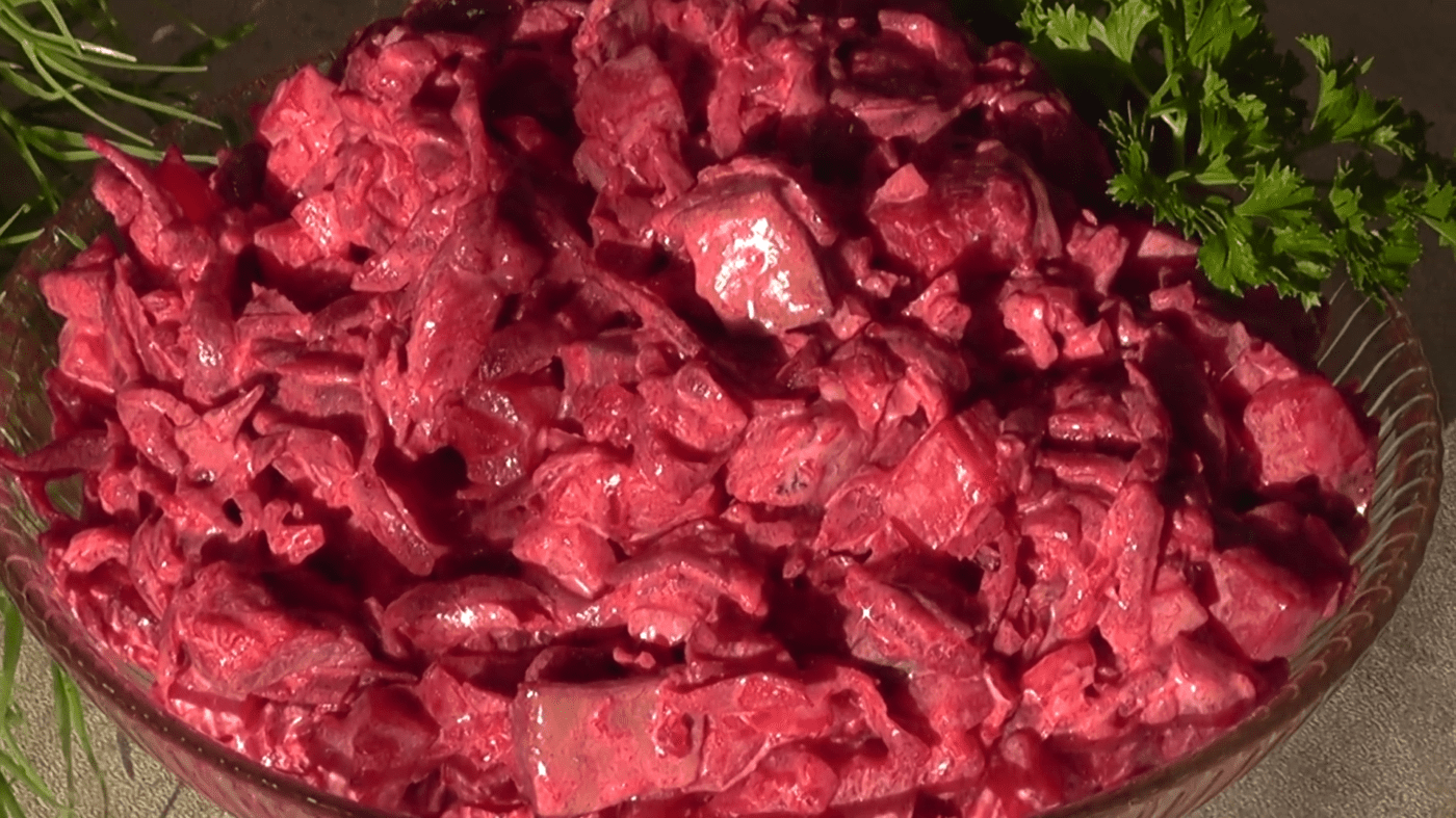 Господині поділились рецептом лінивого оселедця під шубою для святкового столу. Фото: YouTube канал Смачно і просто з Лілією